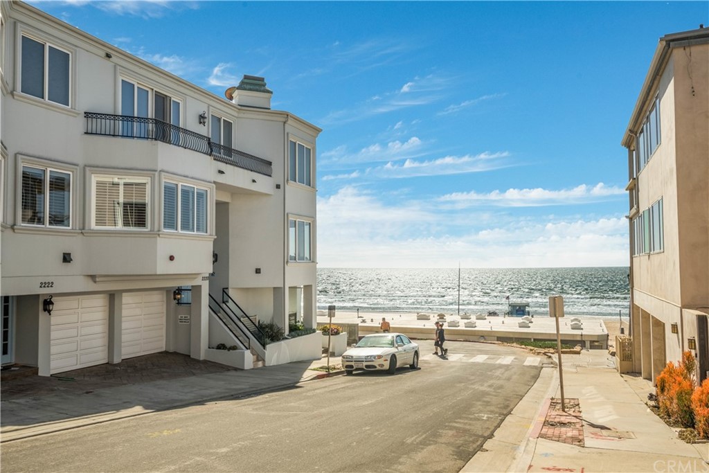 2220 The Strand Manhattan Beach, CA 90266 - Photo 12 of 44 a view of a terrace with seating space