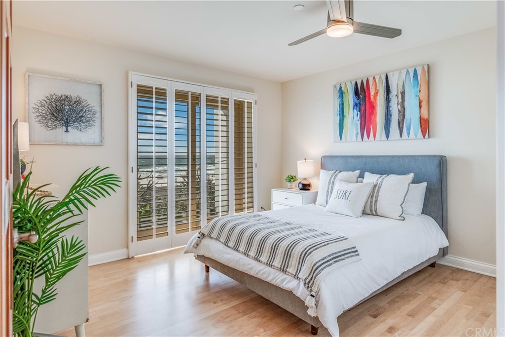 2220 The Strand Manhattan Beach, CA 90266 - Photo 35 of 44 a bedroom with a large bed a potted plant and a book shelf