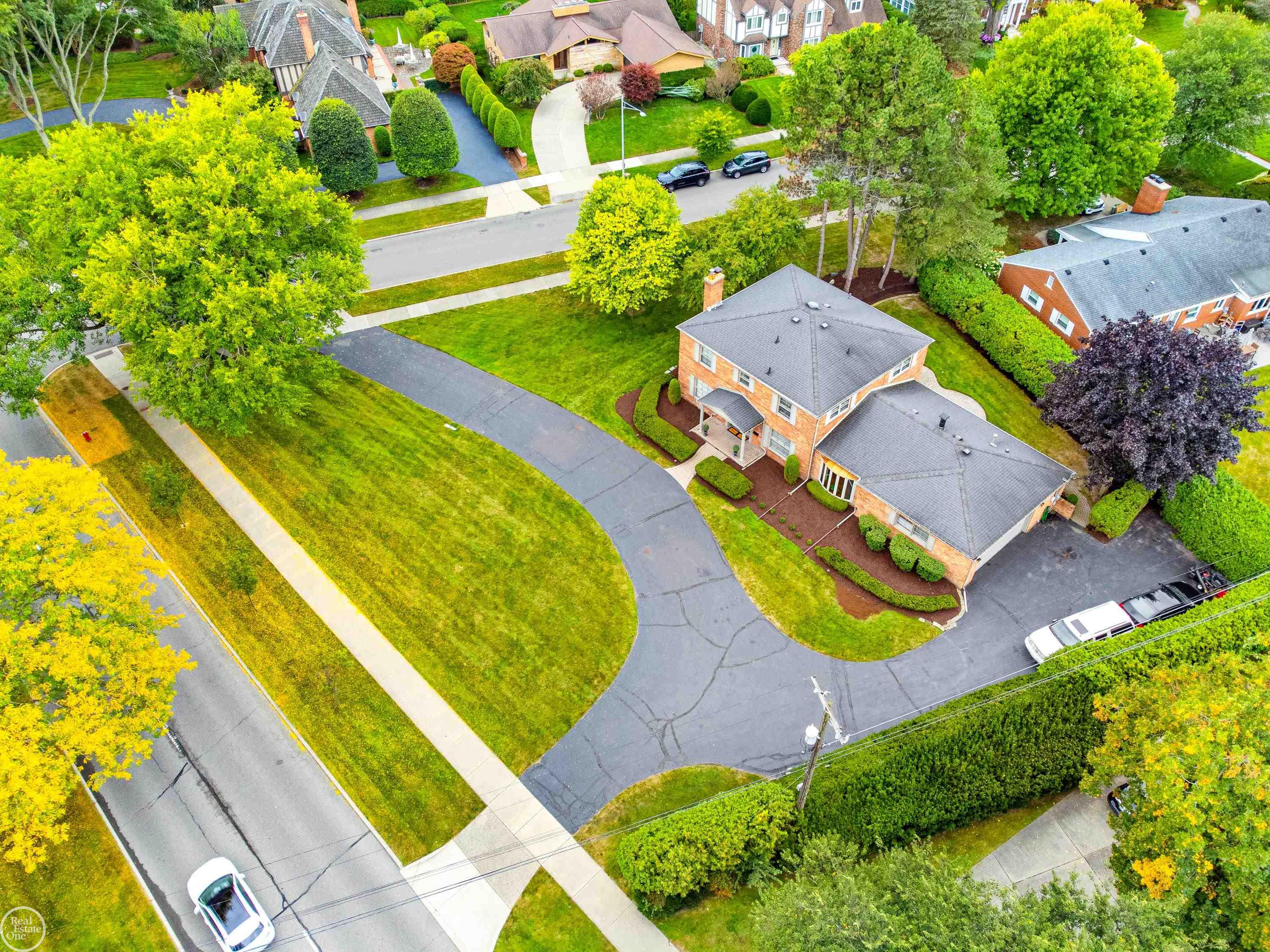 869 Lake Shore Road Grosse Pointe, MI 48236 - Photo 5 of 49 50123696-4.JPG