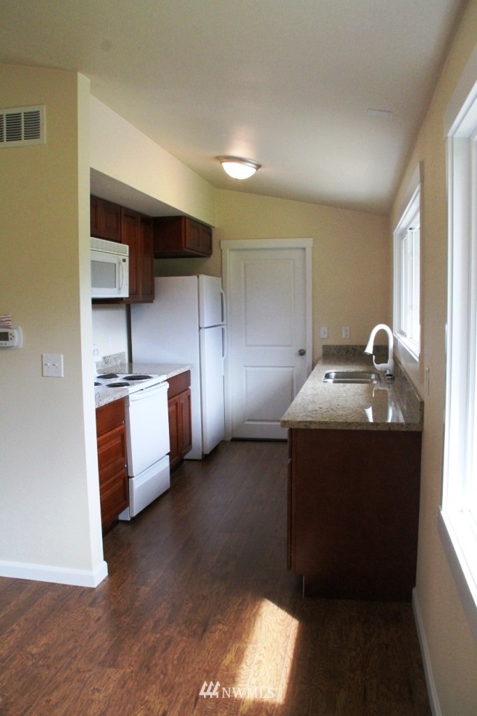 7812 Leschi Road Southwest Tacoma, WA 98498 - Photo 7 of 20 Gallery Image 7