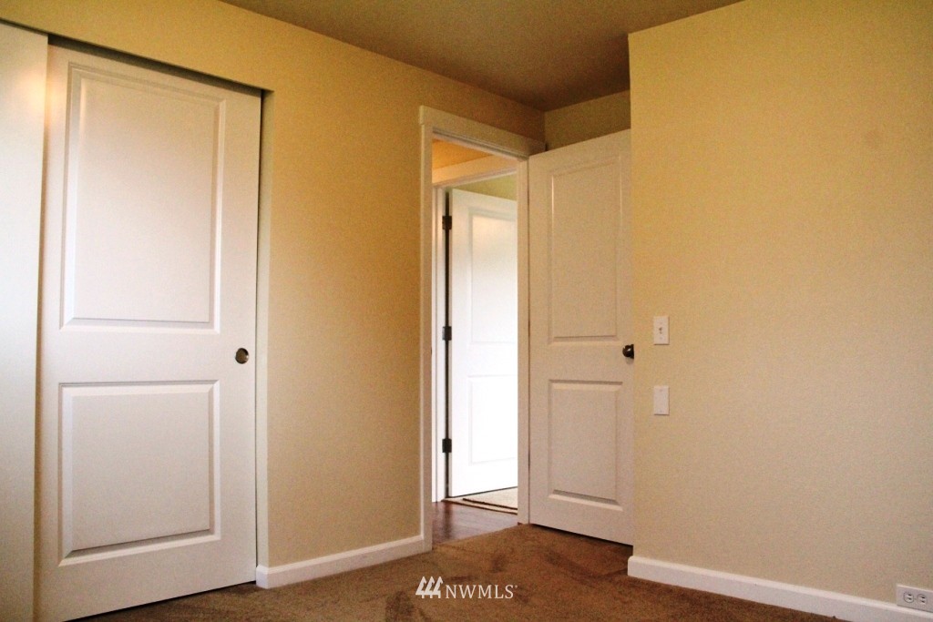 7812 Leschi Road Southwest Tacoma, WA 98498 - Photo 8 of 20 Gallery Image 8