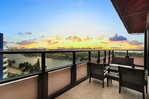 $9,900,000 | 5225 Collins Avenue, Unit PH8, Miami Beach, FL 33140