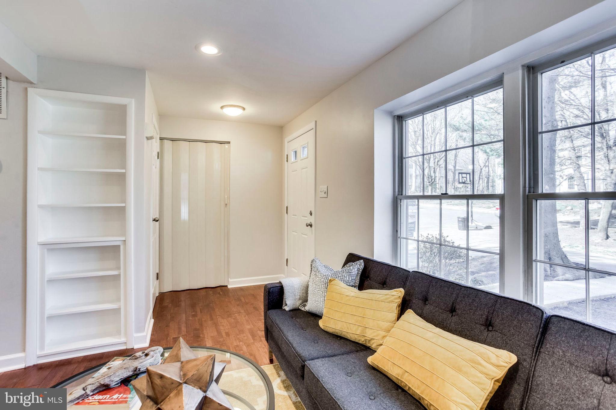 11517 Underoak Court Reston, VA 20191 - Photo 8 of 59 Living Room