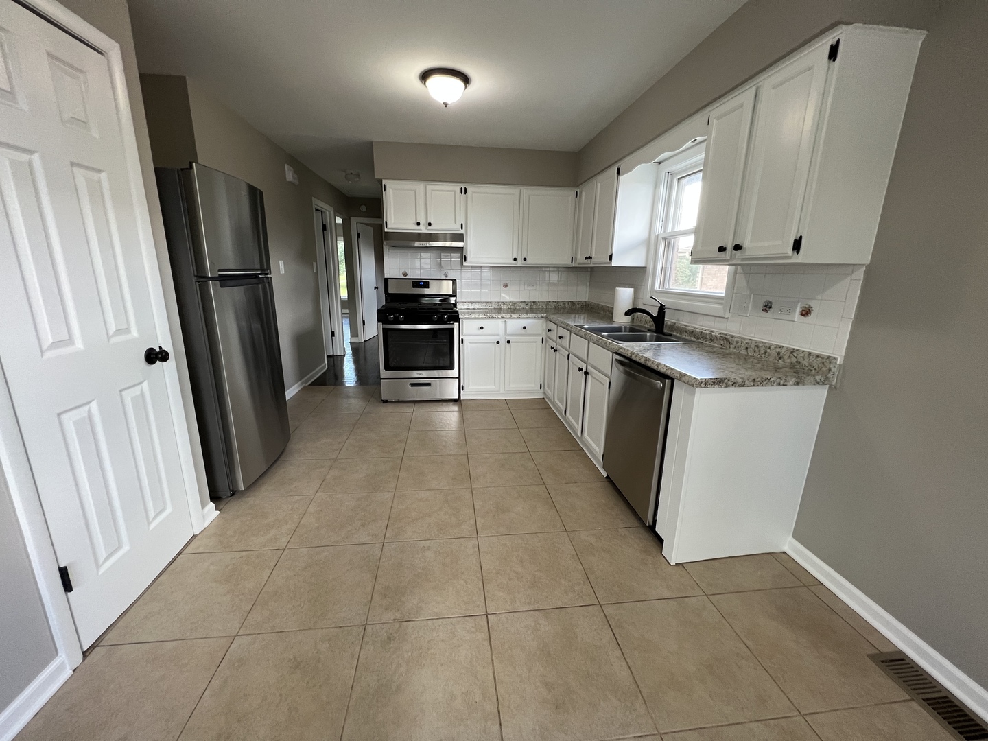 18005 Ravisloe Terrace Country Club Hills, IL 60478 - Photo 5 of 21