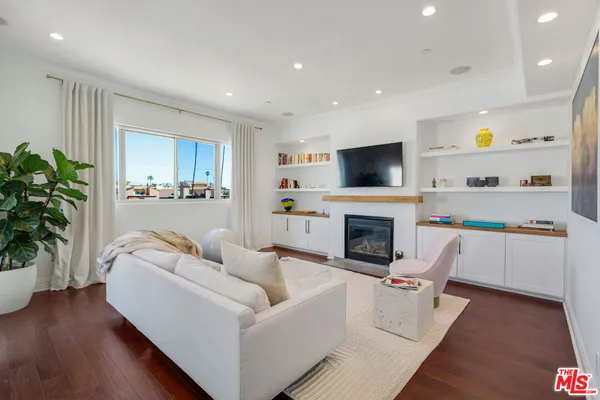 $1,199,000 | 1316 Amherst Avenue, Unit 402, Los Angeles, CA 90025