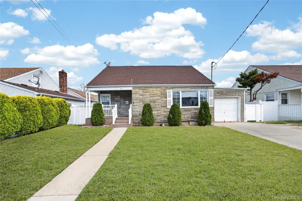 $549,000 | 18 President Street, Freeport, NY 11520