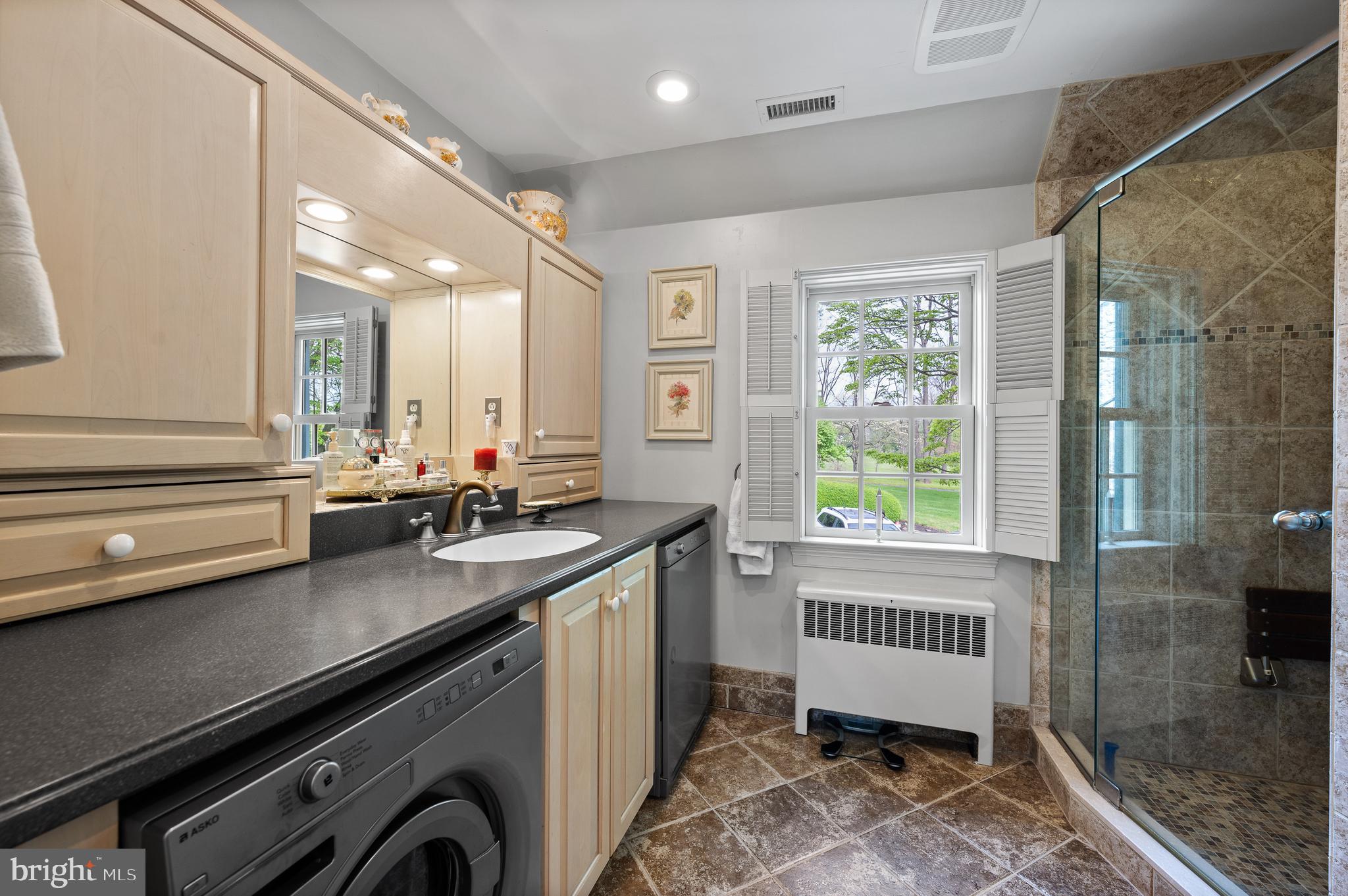 561 Upper Pike Creek Road Newark, DE 19711 - Photo 22 of 36 Main Bathroom