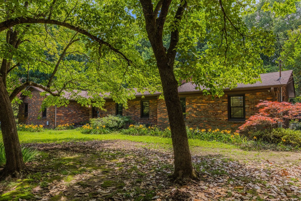 924 Spring Valley Road McMinnville, TN 37110 - Photo 1 of 60