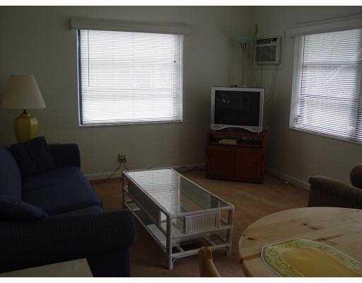 3308 Southeast 3rd Street Pompano Beach, FL 33062 - Photo 16 of 24 living room
