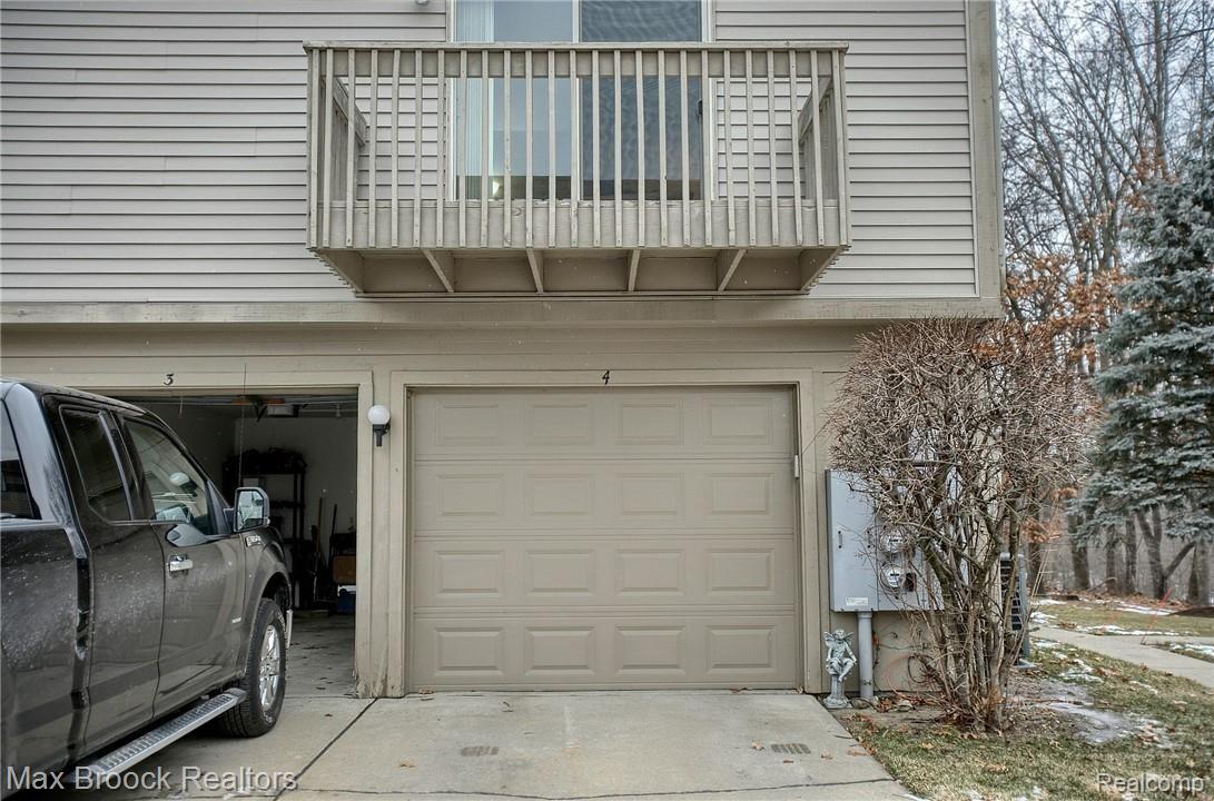 210 Pine Tree Ridge, Unit 4 Waterford, MI 48327 - Photo 21 of 22 25-Garage.jpg