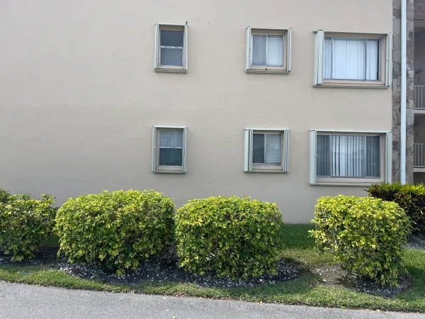 $104,900 | 700 Village Green Court, Unit 101, Palm Springs, FL 33461