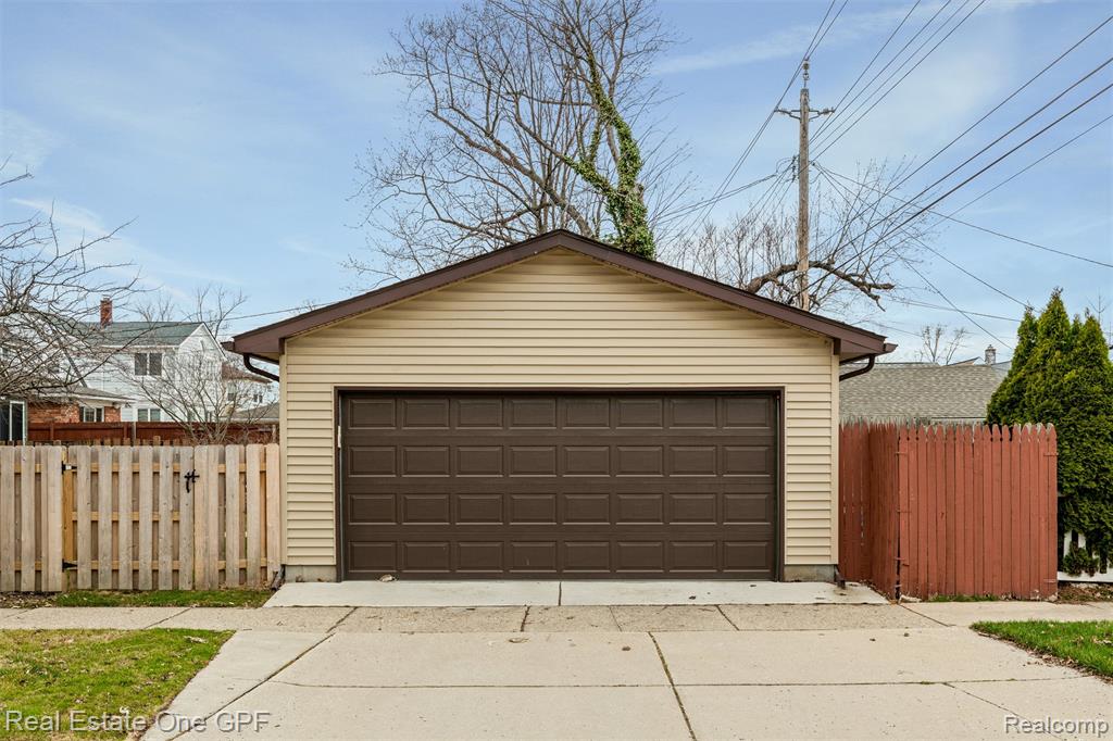 1488 Roslyn Road Grosse Pointe Woods, MI 48236 - Photo 36 of 40