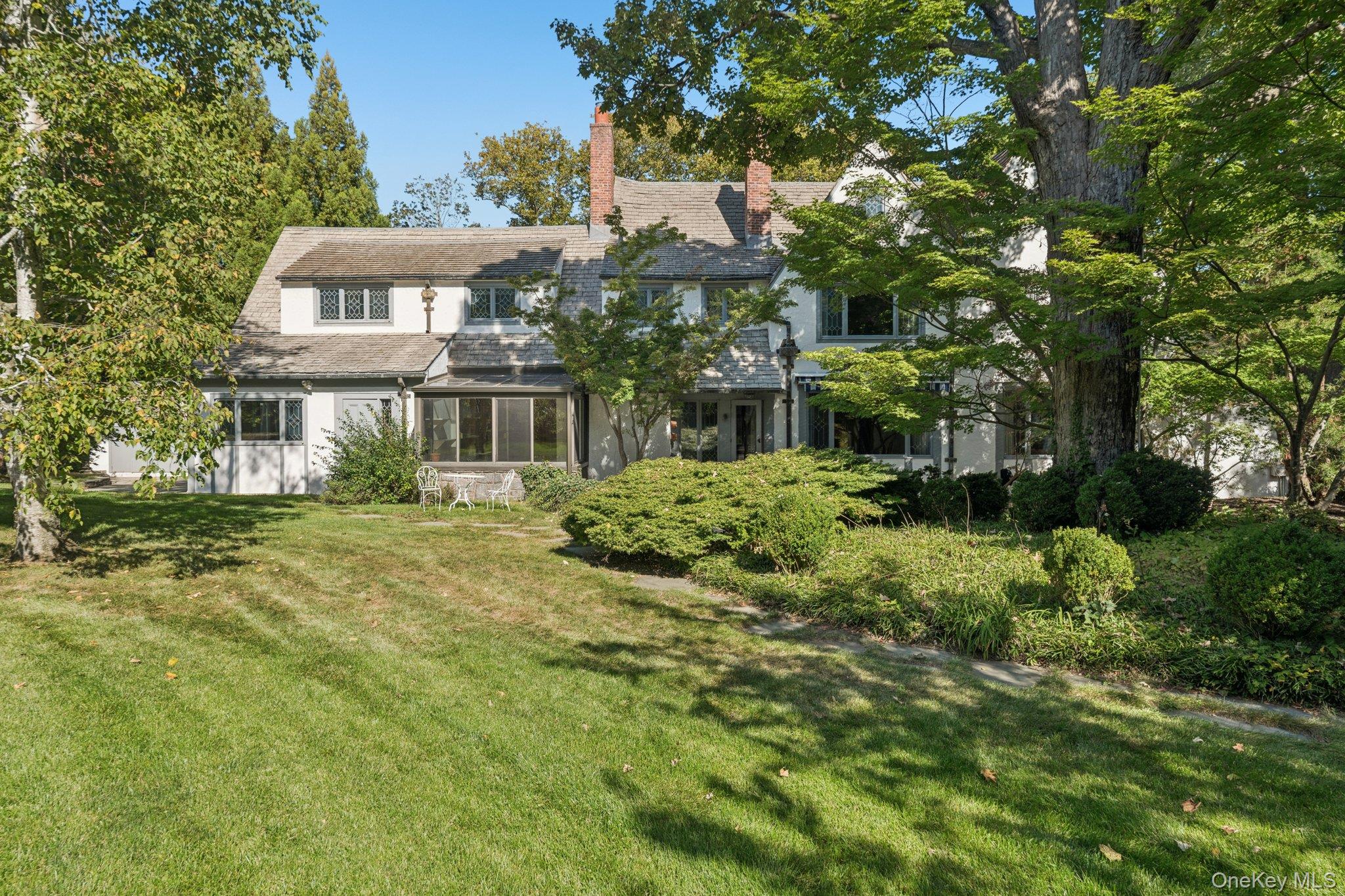 18 Heights Road Manhasset, NY 11030 - Photo 2 of 28