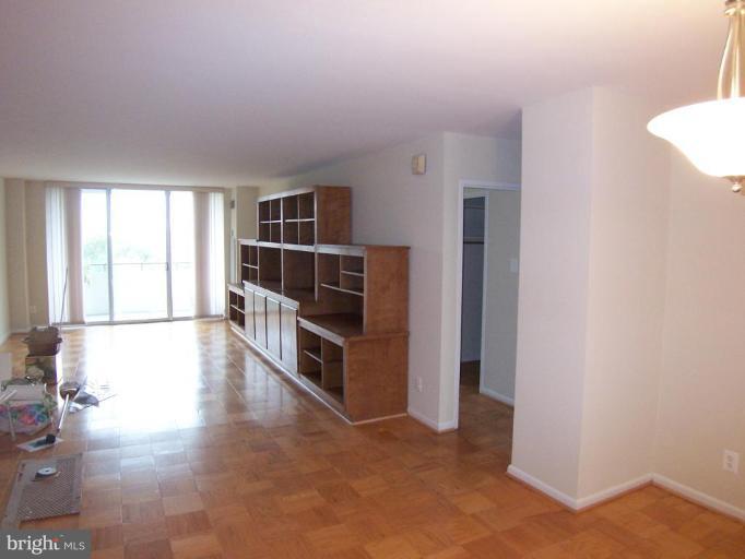 5101 River Road, Unit 1112 Bethesda, MD 20816 - Photo 2 of 18 Living Room