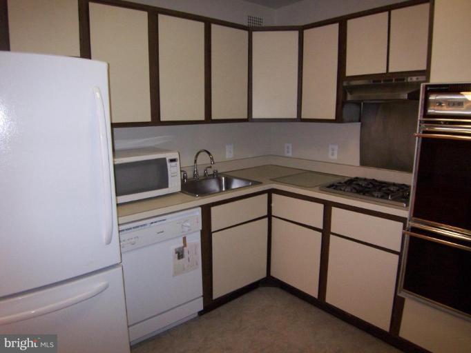 5101 River Road, Unit 1112 Bethesda, MD 20816 - Photo 10 of 18 Kitchen