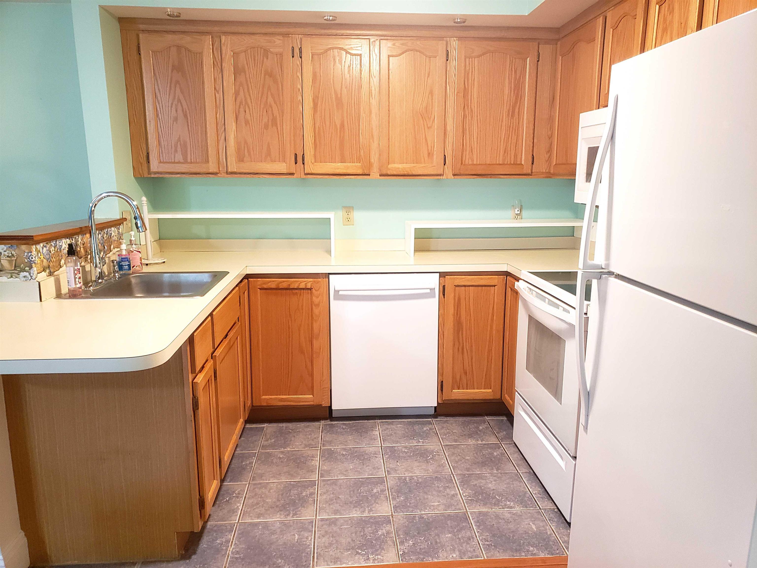 491 Mammoth Road, Unit 24 Londonderry, NH 03053 - Photo 9 of 29 Gallery Image 9
