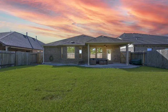 a view of a house with a backyard