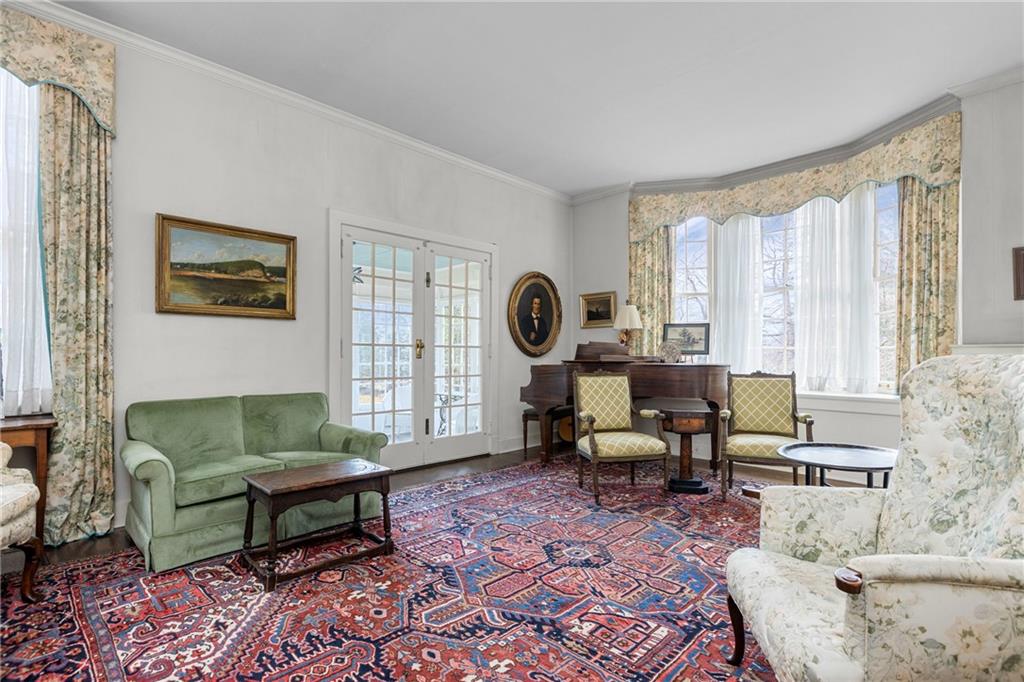 804 Persimmon Road Sewickley, PA 15143 - Photo 5 of 43 a living room with furniture and a window