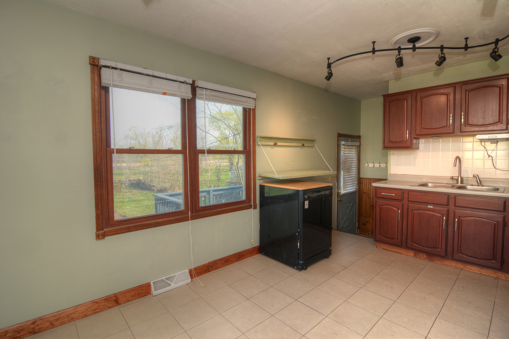 112 East Oltendorf Road Streamwood, IL 60107 - Photo 8 of 32
