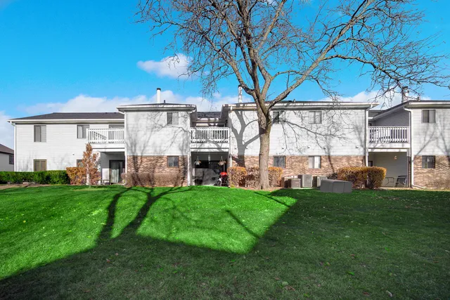 $295,000 | 1471 Fairlane Drive, Unit 2A, Schaumburg, IL 60193