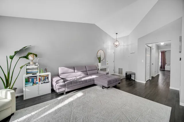 $295,000 | 1471 Fairlane Drive, Unit 2A, Schaumburg, IL 60193