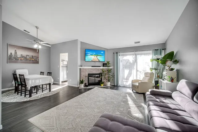 $295,000 | 1471 Fairlane Drive, Unit 2A, Schaumburg, IL 60193