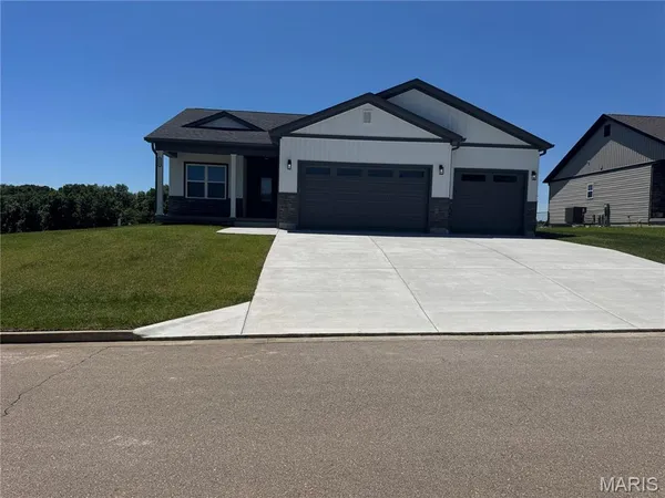 $435,000 | 726 Deerfield Lane, Farmington, MO 63640
