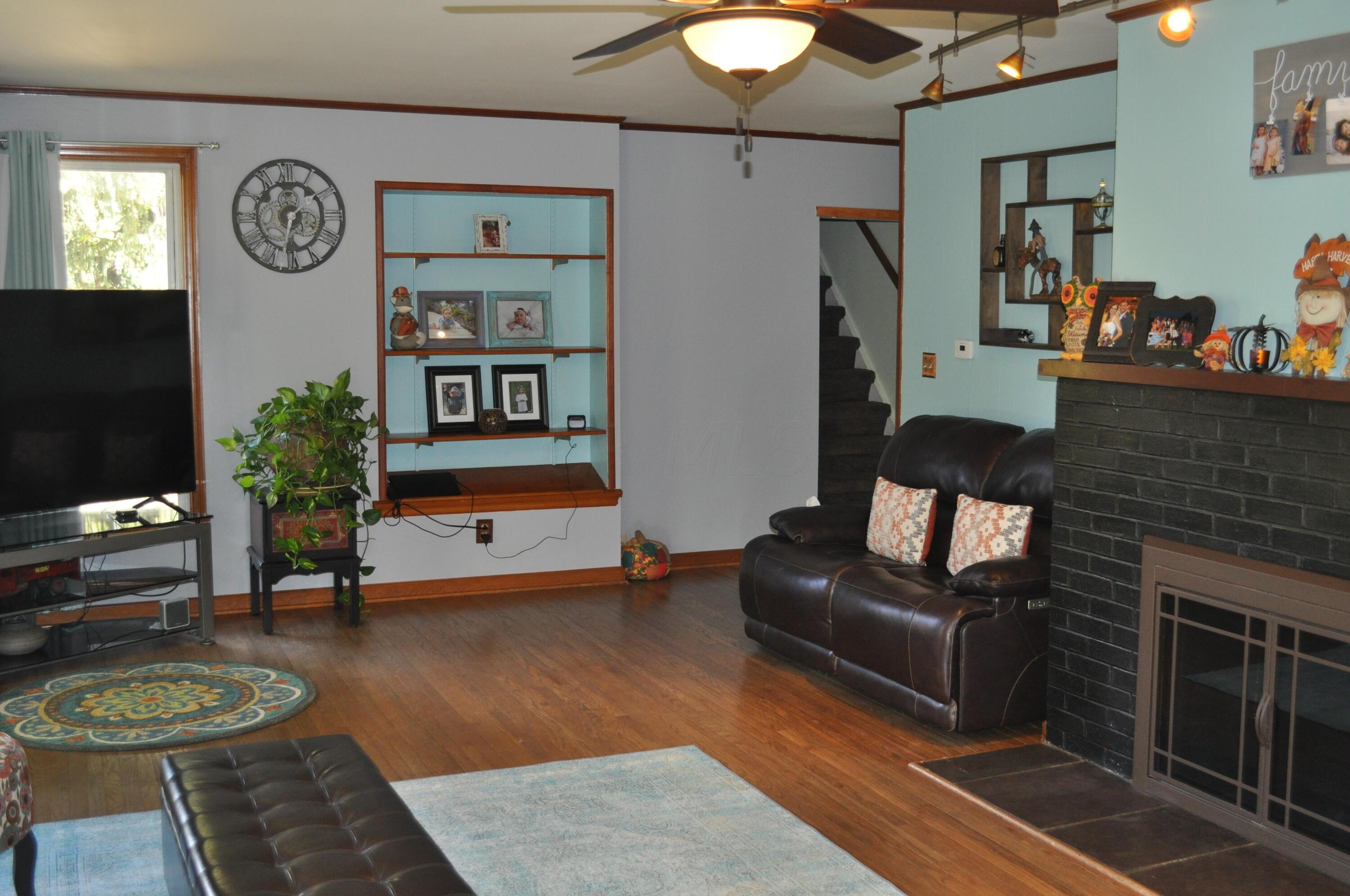 6829 Lambert Road Orient, OH 43146 - Photo 10 of 36 Large Living Room