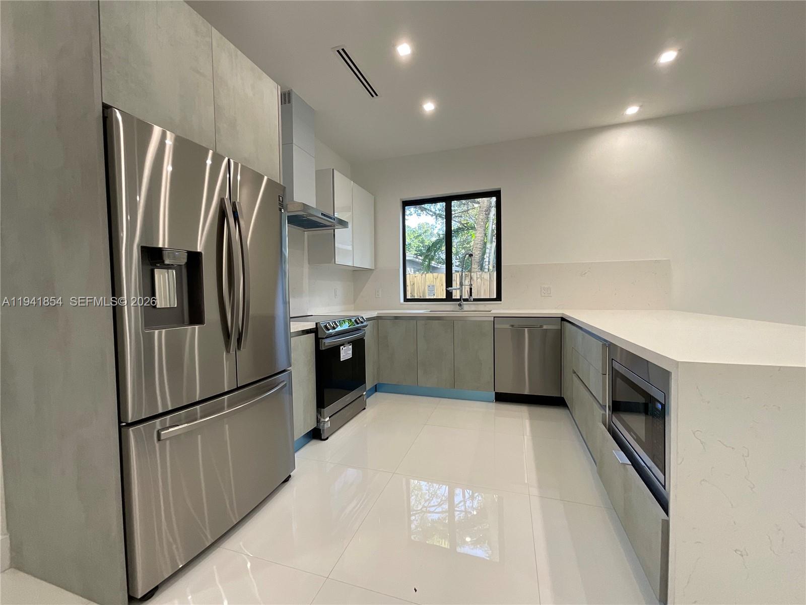 3376 Perry Frow Drive, Unit B Miami, FL 33133 - Photo 18 of 27