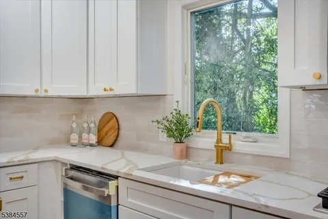 $775,000 | 5 Brookside Drive, Millburn, NJ 07041