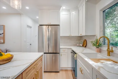 $775,000 | 5 Brookside Drive, Millburn, NJ 07041