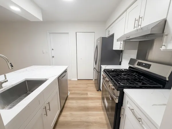 $2,100 | 210 Fountainview Lane, Unit 3A, Lombard, IL 60148