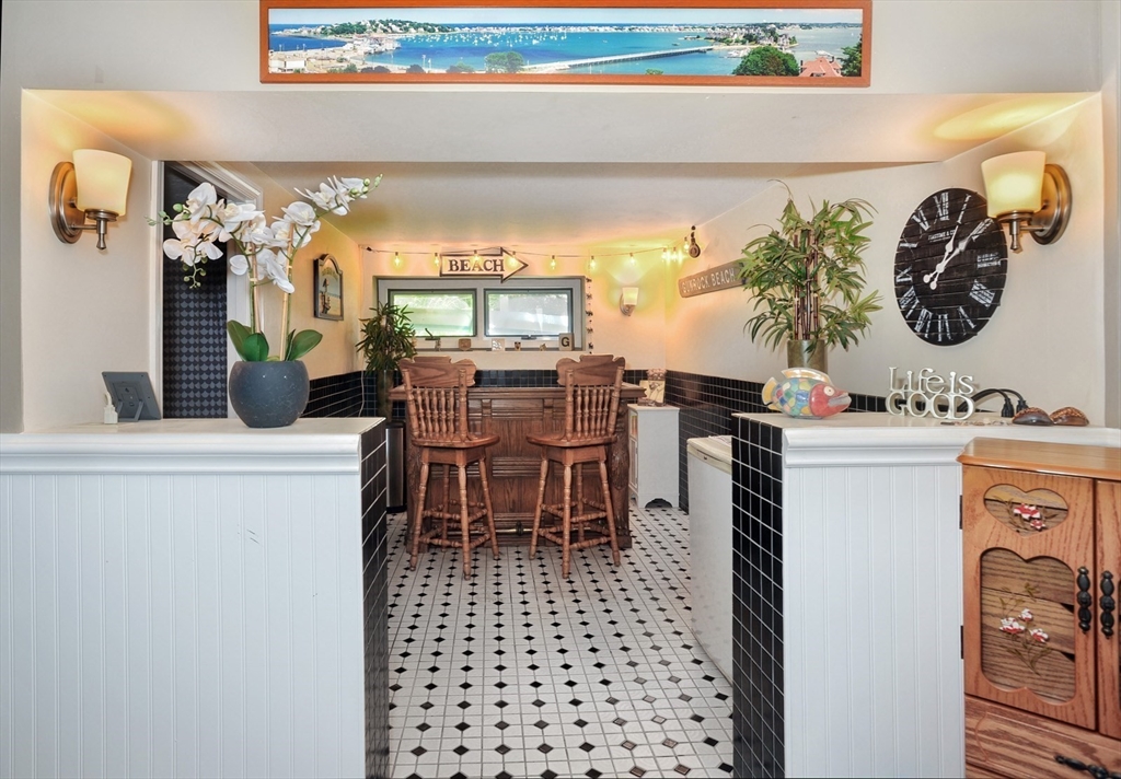 27 Atlantic House Road Hull, MA 02045 - Photo 24 of 30 a kitchen with a table and chairs in it