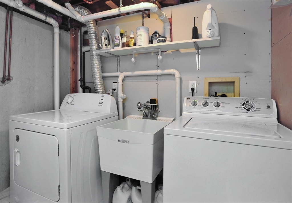 27 Atlantic House Road Hull, MA 02045 - Photo 28 of 30 a utility room with dryer and washer