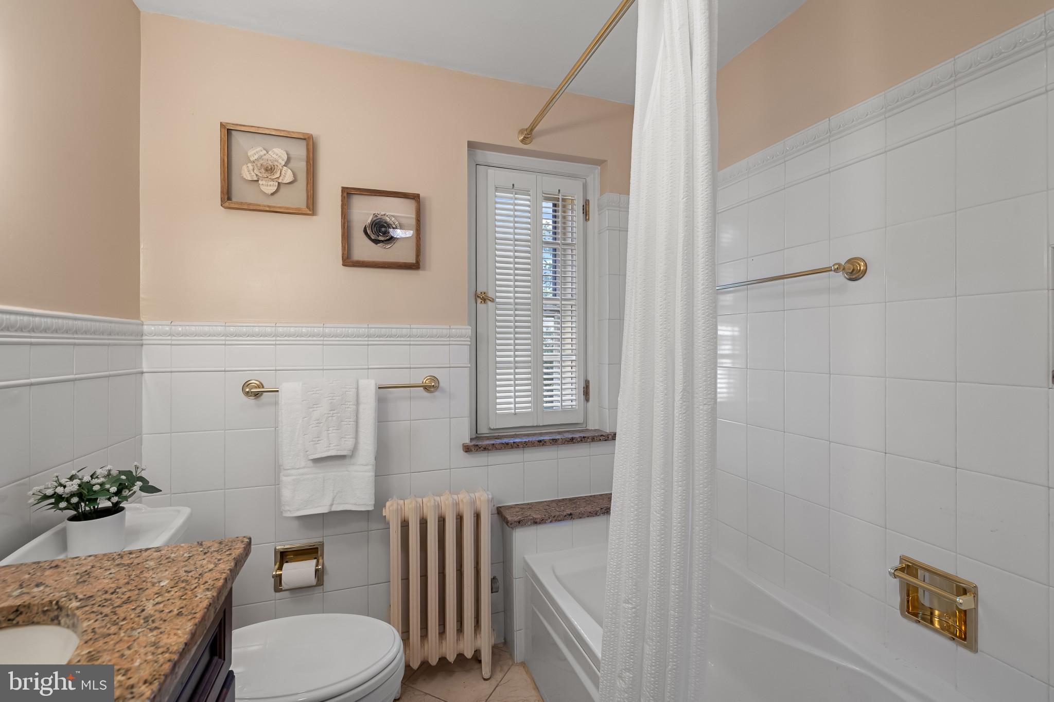 302 Tunbridge Road Baltimore, MD 21212 - Photo 36 of 77 3rd floor, hallway bath.