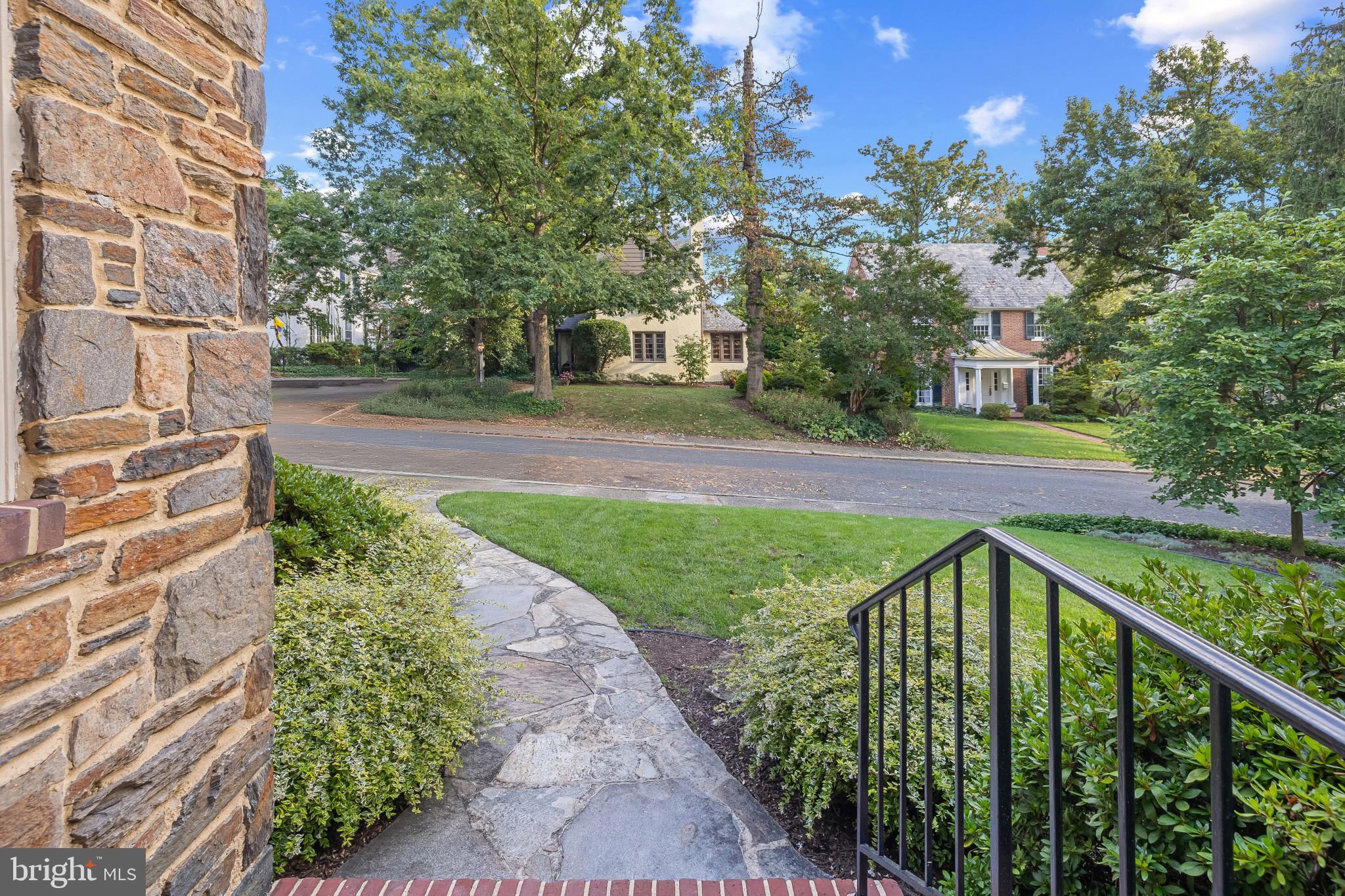 302 Tunbridge Road Baltimore, MD 21212 - Photo 4 of 77 a view of a garden with an trees