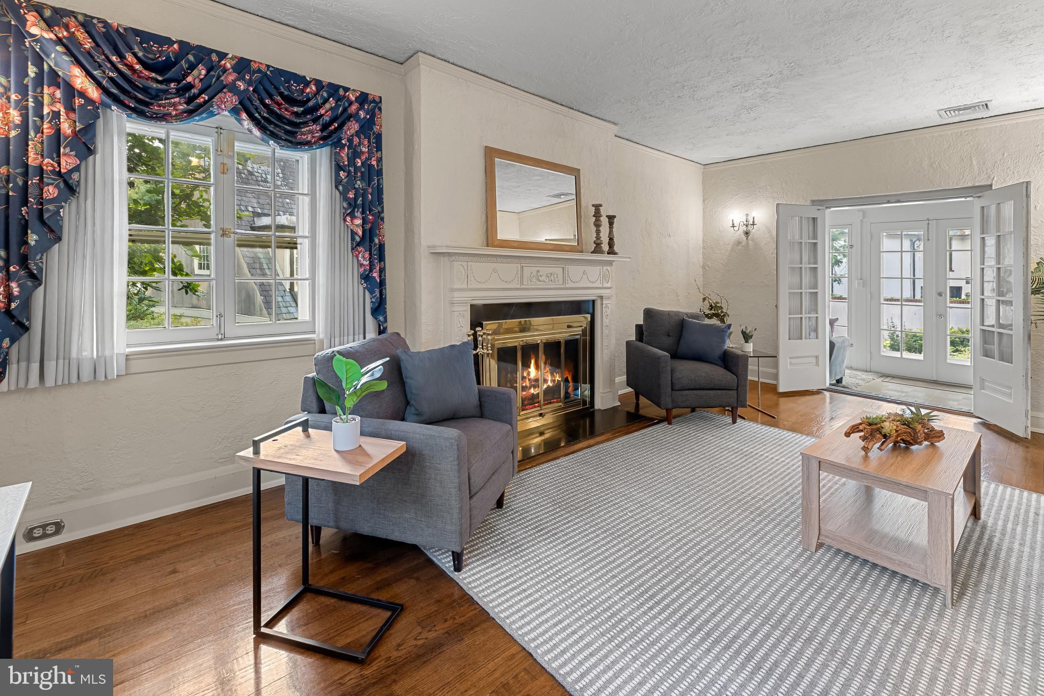 302 Tunbridge Road Baltimore, MD 21212 - Photo 7 of 77 Cozy living space with inviting fireplace.