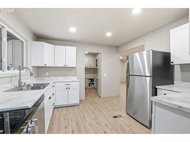 $89,900 | 21100 Northeast Sandy Boulevard, Unit 59, Fairview, OR 97024