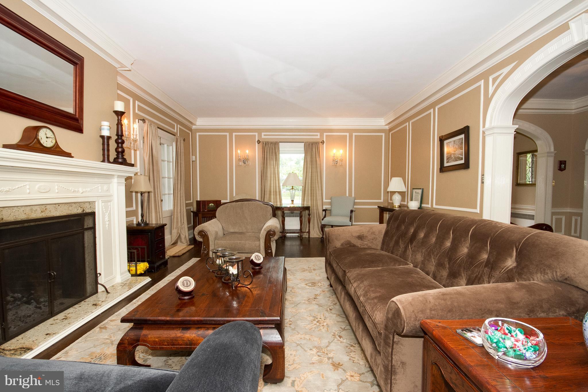 2315 Ken Oak Road Baltimore, MD 21209 - Photo 6 of 29 Living Room