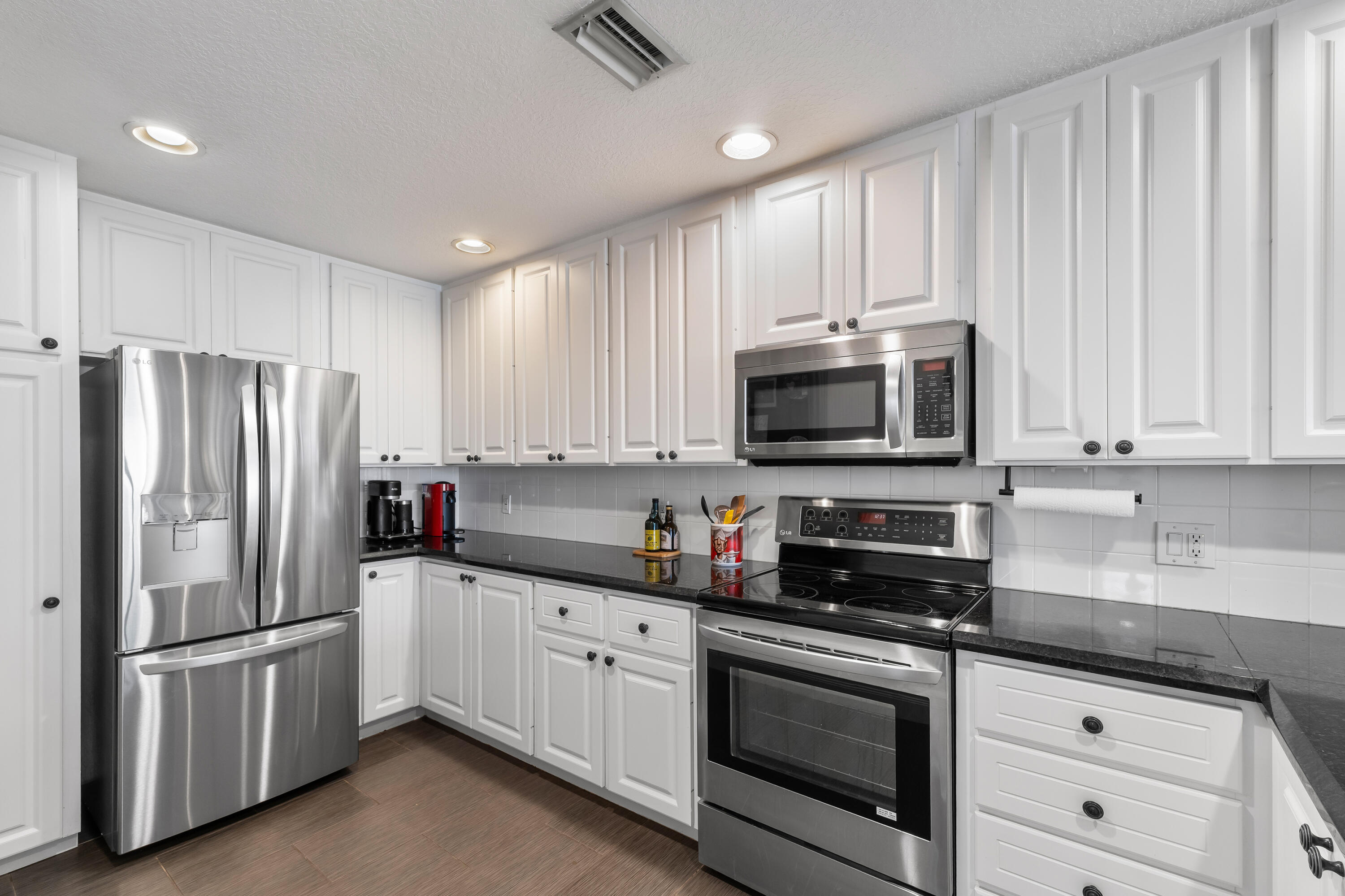 4050 Parkside Drive Jupiter, FL 33458 - Photo 20 of 59 Kitchen