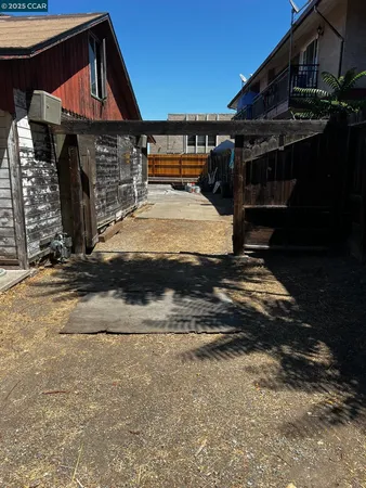 a view of back yard of the house