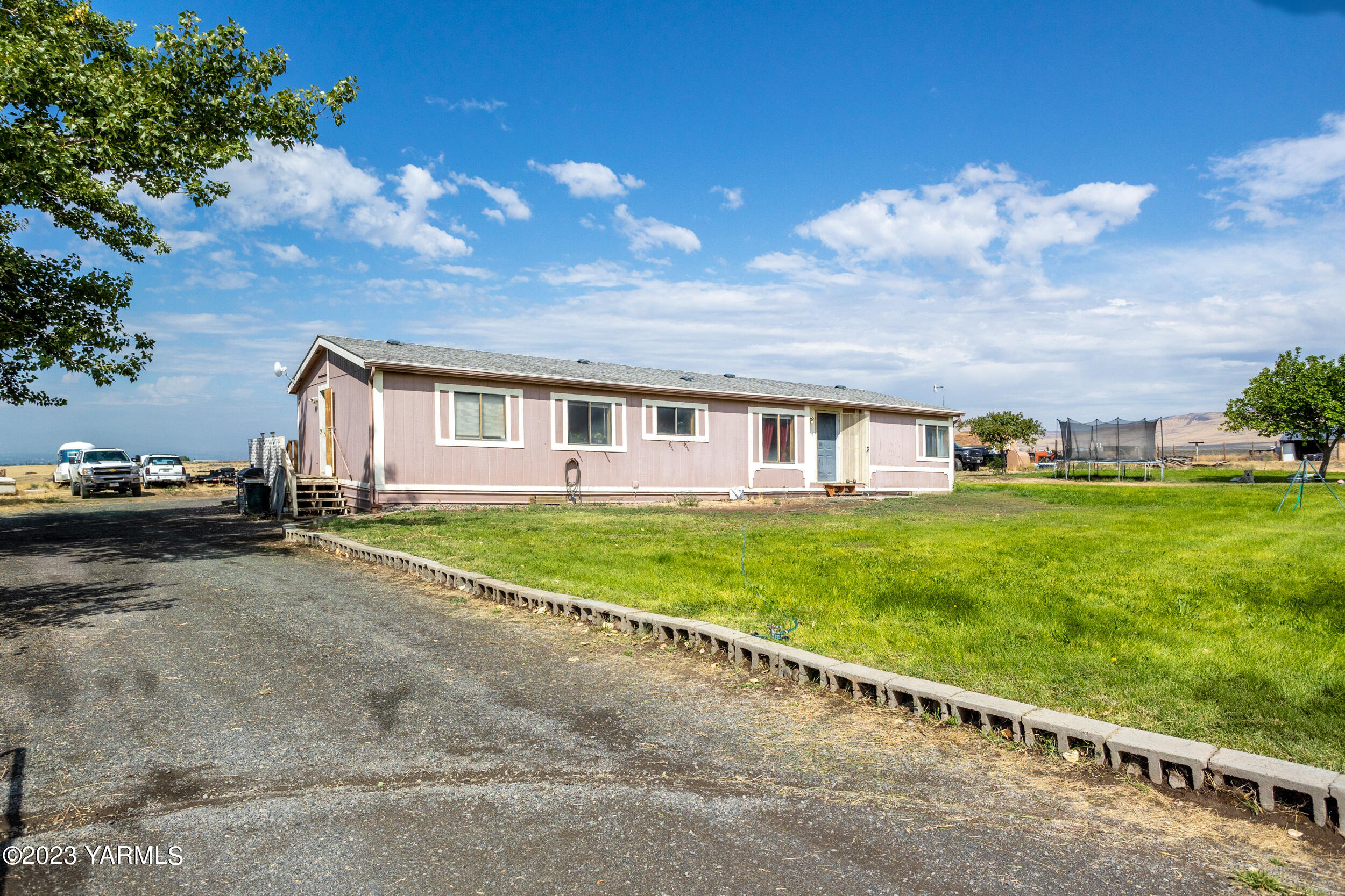 720 Prairie Road Moxee, WA 98936 - Photo 3 of 35 a view of a house with a big yard