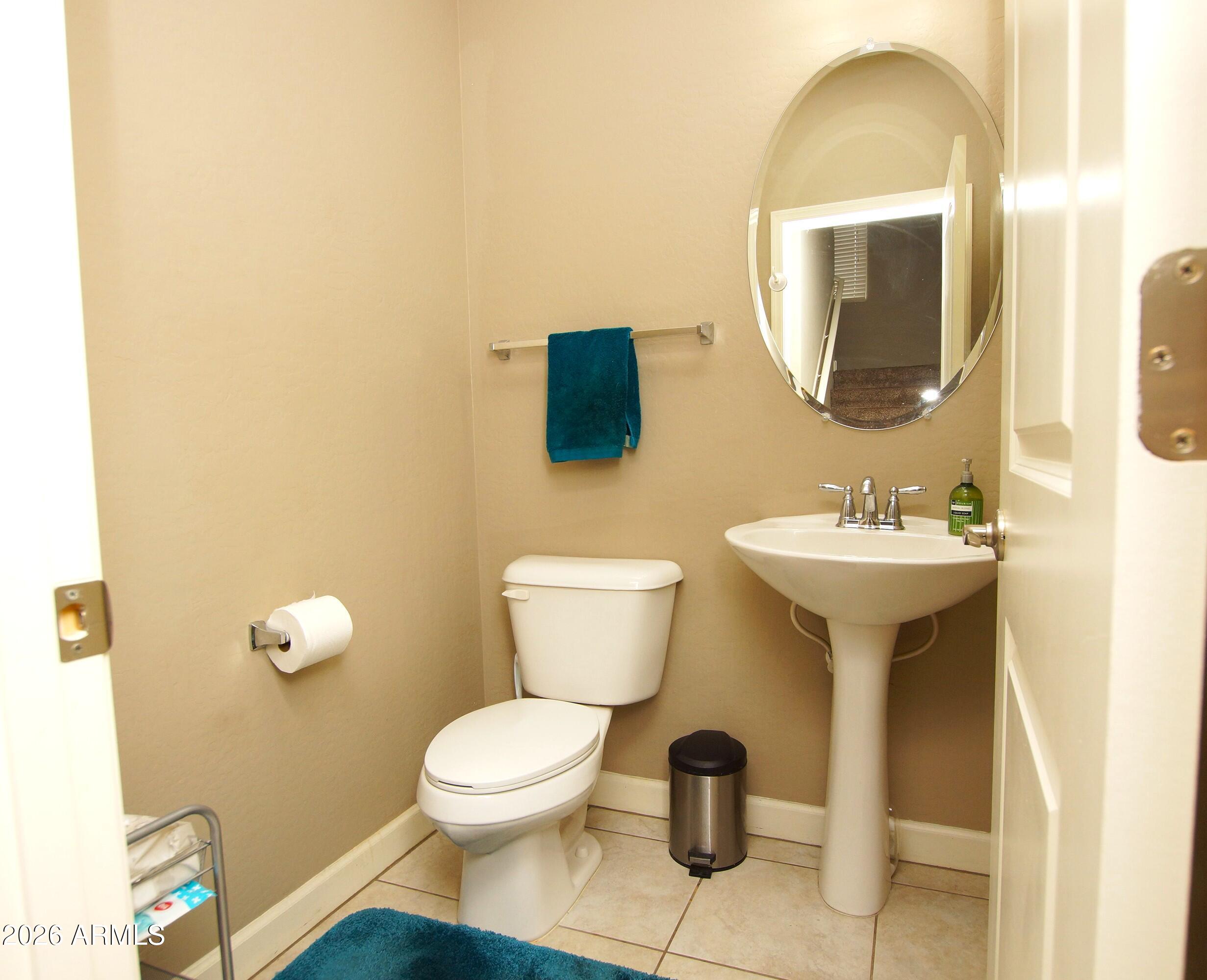 2150 West Alameda Road, Unit 1095 Phoenix, AZ 85085 - Photo 30 of 32 a bathroom with a toilet sink and mirror