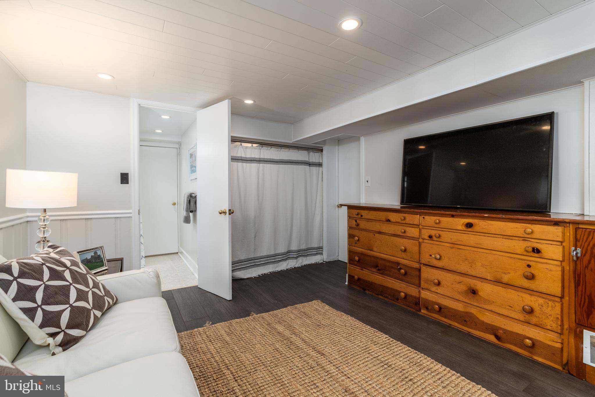 603 Russell Road Alexandria, VA 22301 - Photo 51 of 58 Guest room/home office adjacent to full bath