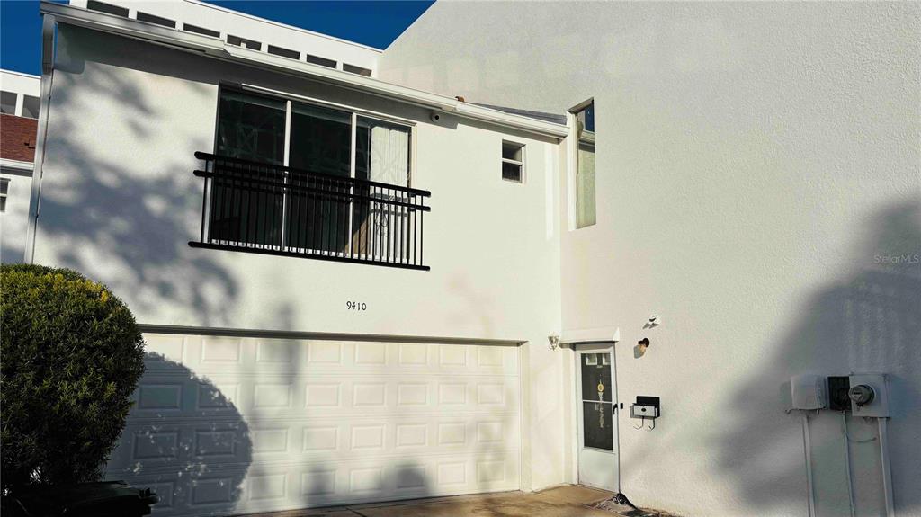 9410 Citrus Glen Place Tampa, FL 33618 - Photo 29 of 30 a view of a walk in closet