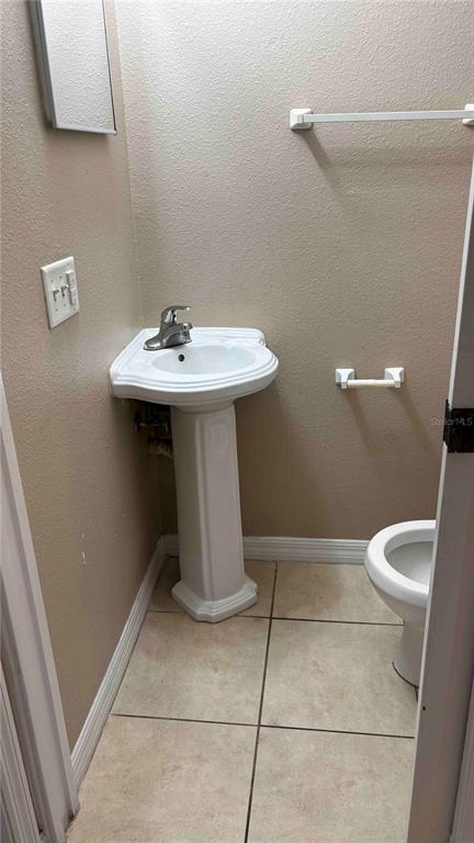 9410 Citrus Glen Place Tampa, FL 33618 - Photo 9 of 30 a bathroom with a sink toilet and a mirror