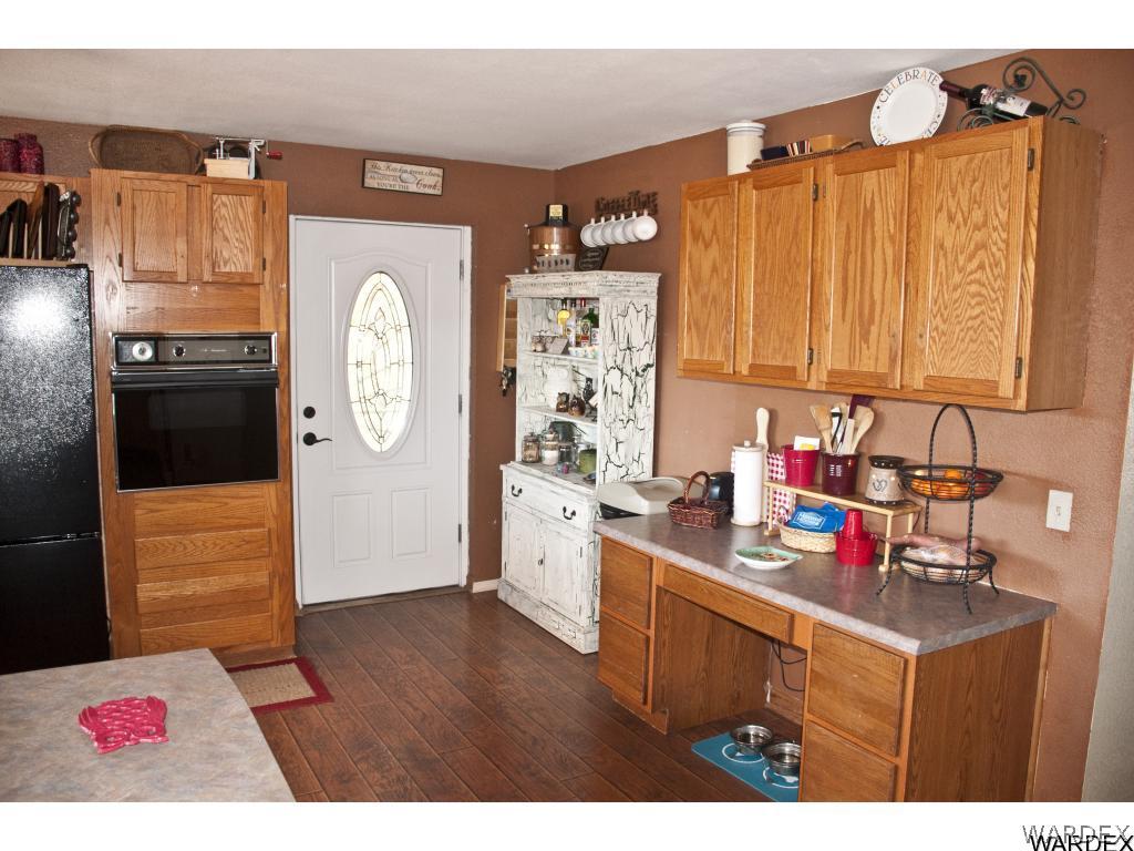 2700 Clack Cyn Road Kingman, AZ 86409 - Photo 6 of 28 Built in desk area