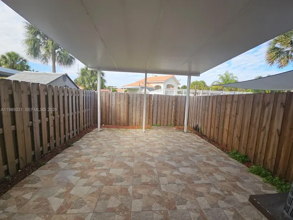 a view of a backyard