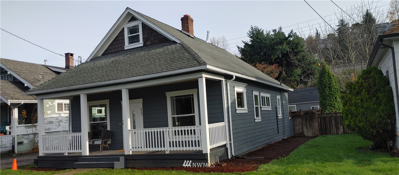 522 Wells Avenue South Renton, WA 98057 - Photo 2 of 19 a front view of a house with a yard