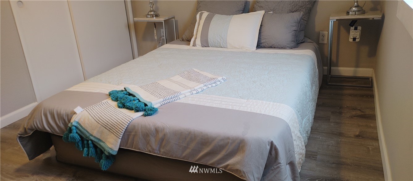 522 Wells Avenue South Renton, WA 98057 - Photo 19 of 19 a bedroom with a bed and a mirror